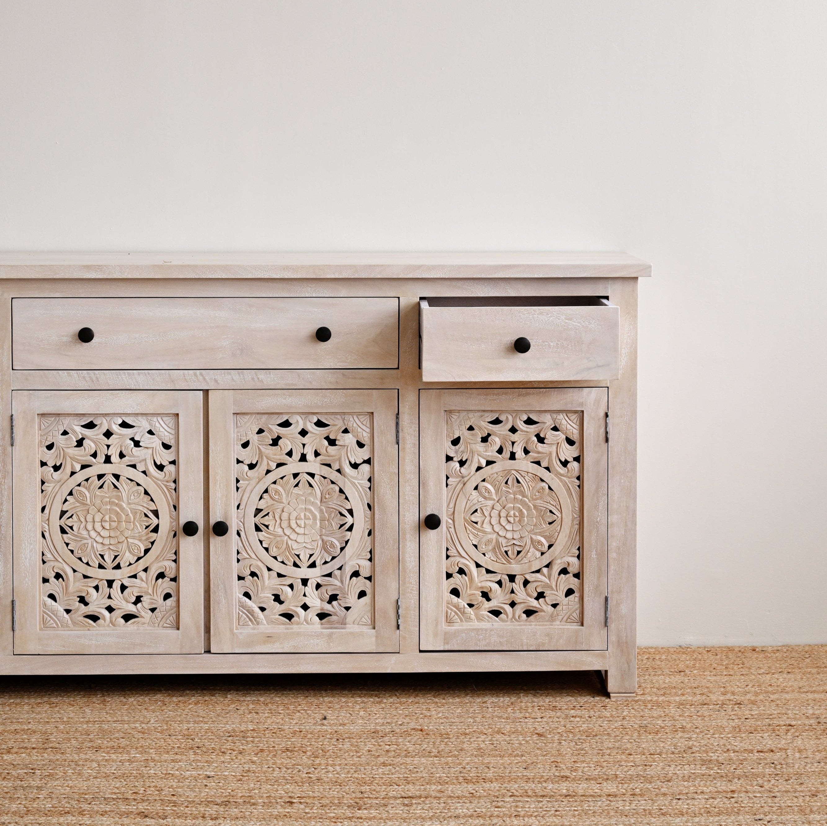 Kuno 4 Door Cabinet