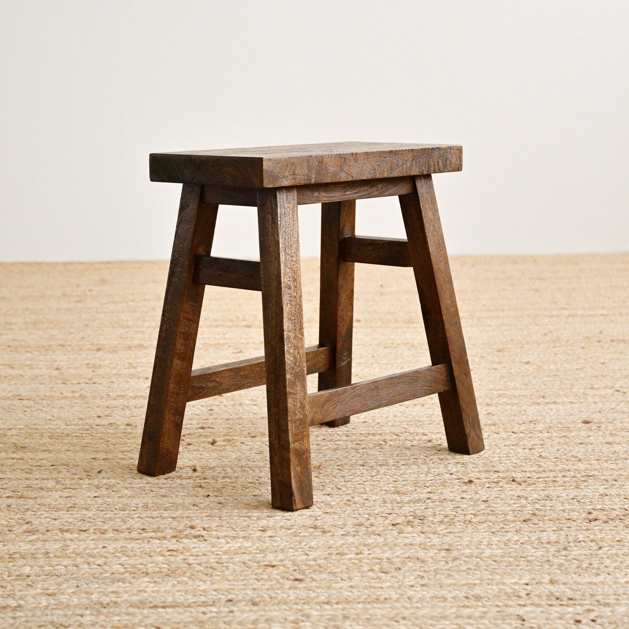 Lowanu Stool